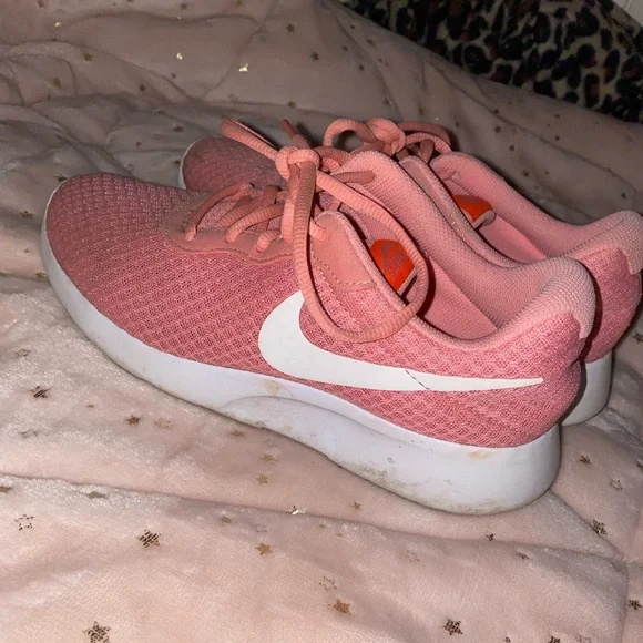 Nike shoes - Picture 1 of 3